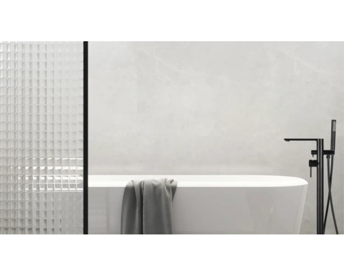 Moderne badkamer met ligbad, kraan en mozaïektegels