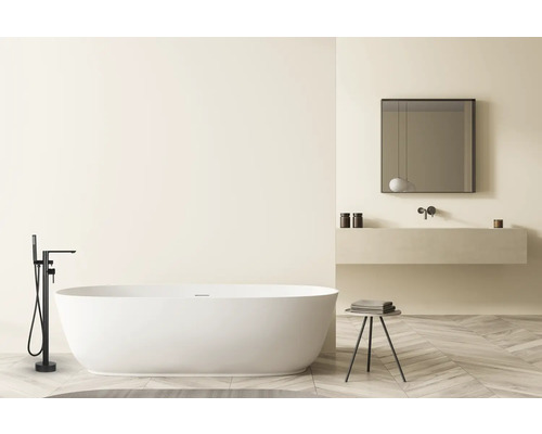 Moderne badkamer met vrijstaand bad, kraan en wastafel