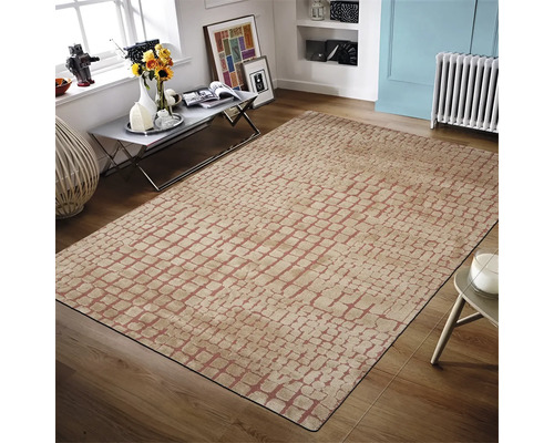 Decoratief tapijt in de woonkamer met geometrisch patroon.