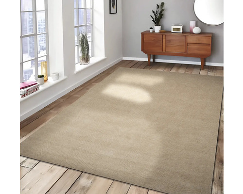 Beige tapijt in een woonkamer met houten vloer en dressoir