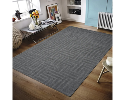 Grijs tapijt met geometrisch patroon in een woonkamer.