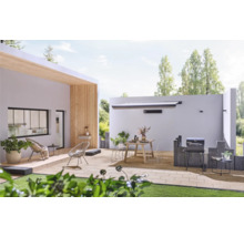 Buitenruimte met terras, barbecue, zonnescherm, tuinmeubelen en groene planten