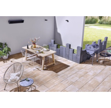 Terras met eettafel, stoelen, barbecue en stenen elementen