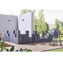 Buitenscène met barbecue, bijzettafel, muur en wand