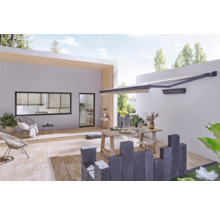 Terras met zonnescherm, tafel, stoelen en bestrating