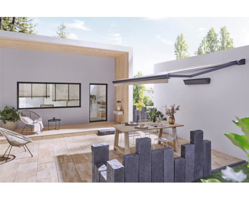 Terras met zonnescherm, tafel, stoelen en bestrating