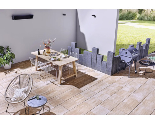 Aangelegde buitenruimte met eettafel, barbecueplaats en zitgelegenheid op terrastegels