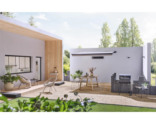 Buitenruimte met terras, tuinmeubelen, barbecue en zonnescherm voor een stijlvolle ambiance