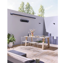 Terras met terrasverwarmer, tafel en stoelen in de buitenruimte