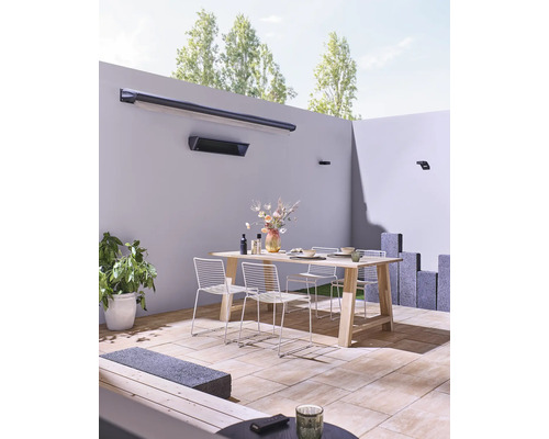 Terras met terrasverwarmer, tafel en stoelen in de buitenruimte