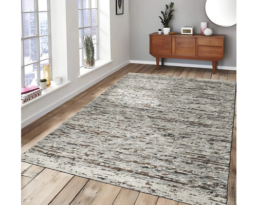 Tapijt met horizontaal streepjespatroon in een woonkamer op een houten vloer