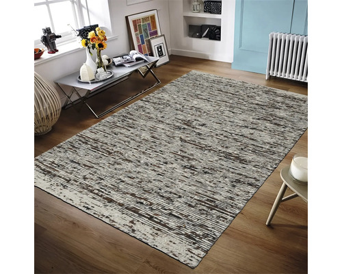 Interieurweergave met gemustert tapijt op houten vloer