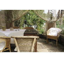 Tuinprieel met houten vloer, tafel, stoelen en decoratie voor een ontspannen buitensfeer