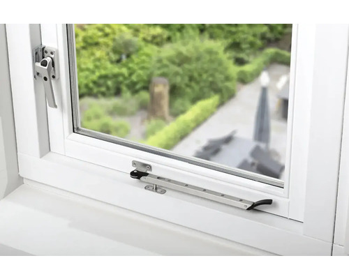 Venster met raamkruk en raamuitzetter