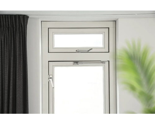 Wit raam met raambeslag