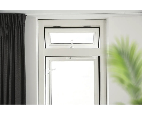 Raam met kantelfunctie en handgreep