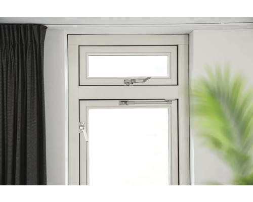 Close-up van een wit raam met twee vleugels en raambeslag.