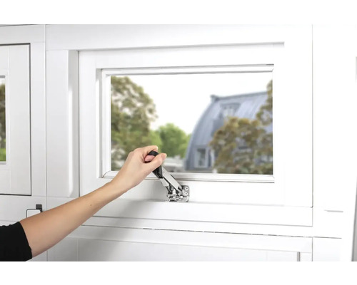 Persoon opent kiepraam met raamhendel