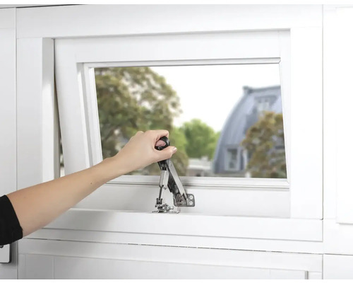 Een draaikiepraam wordt bediend met een raamopener.