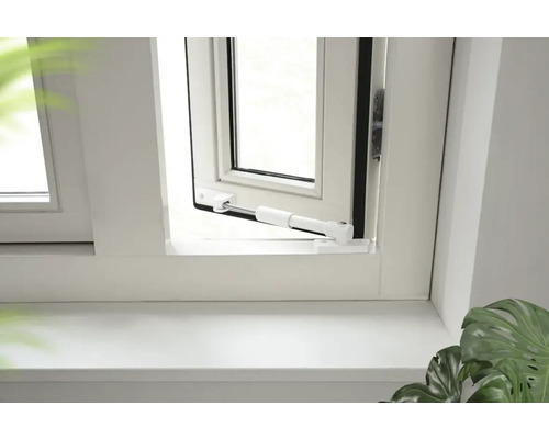 Gekanteld raam met raamhendel en kantelbeslag