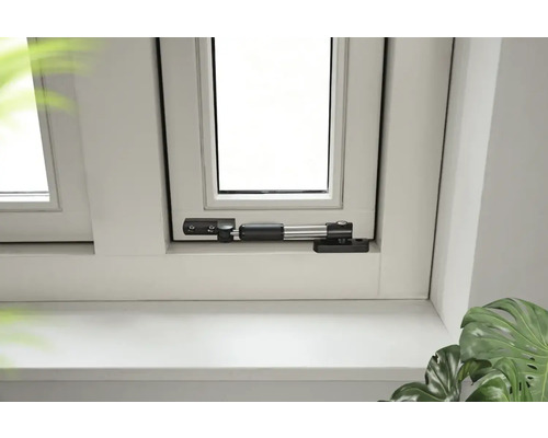 Raam met zwarte raamgreep voor raambeveiliging