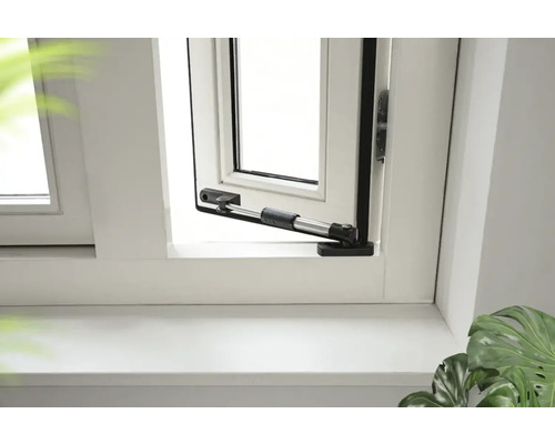 Raam met raamuitzetter om de openingshoek te beperken