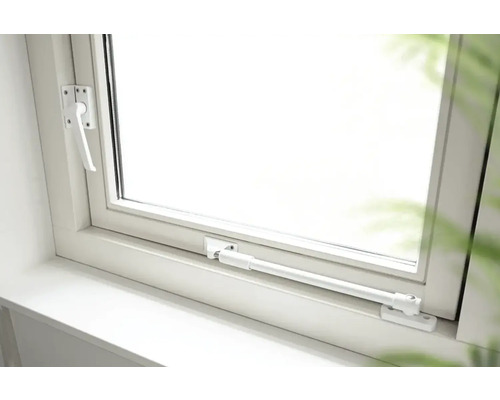 Gesloten raam met raamhendel en raamstang