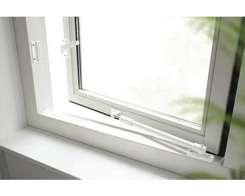 Gekanteld raam met raamgreep en raamuitzetter