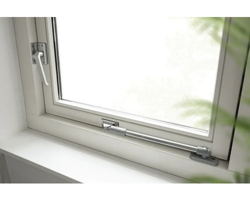 Venster met raamhendel en raamuitzetter