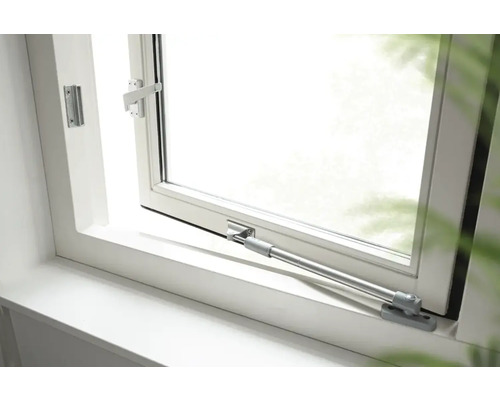 Geopend raam met raamkruk en raamopener