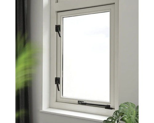 Gesloten raam met raamhendel en raamboom in een interieur