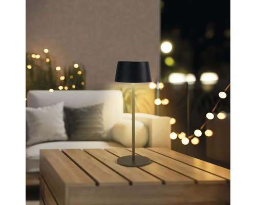 Decoratieve tafellamp op een houten tafel buiten