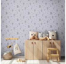 Kinderkamer met behang met luchtballonpatroon, houten kast en speelgoeddecoratie