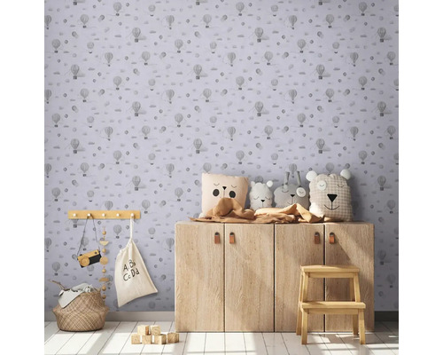Kinderkamer met behang met luchtballonpatroon, houten kast en speelgoeddecoratie
