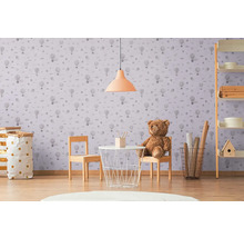 Kinderkamer met behang met heteluchtballonnen, kindermeubels en decoratie