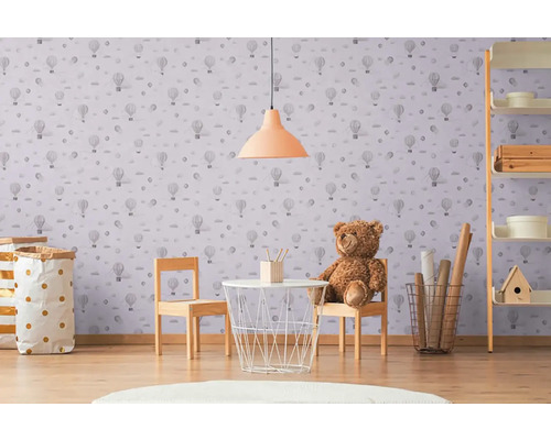 Kinderkamer met behang met heteluchtballonnen, kindermeubels en decoratie