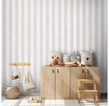 Kinderkamer met gestreept behang, houten commode en knuffels