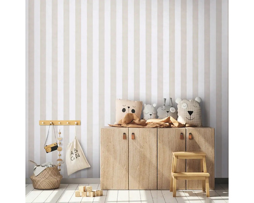 Kinderkamer met gestreept behang, houten commode en knuffels
