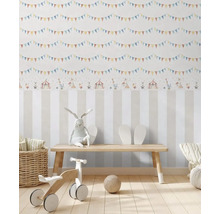 Kinderkamer met behang met circusthema, houten vloer en speelgoed