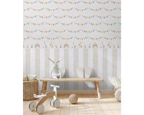Kinderkamer met behang met circusthema, houten vloer en speelgoed