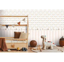 Kinderkamer met kinderbed en gestreept behang met circusthema