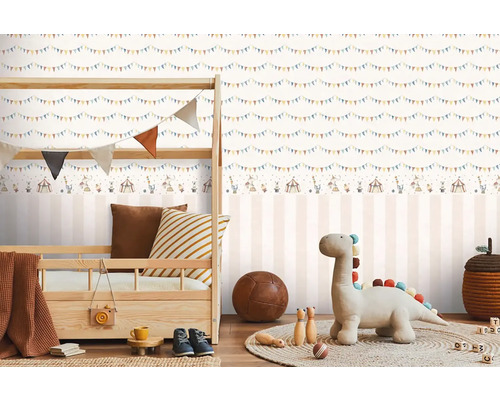 Kinderkamer met kinderbed en gestreept behang met circusthema