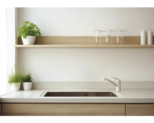 Lichte keuken met spoelbak, kraan en houten plank