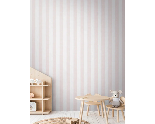 Kinderkamer met gestreept behang, tafel en stoel