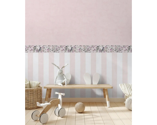 Kinderkamer met speelgoed en gestreepte rand met vogelmotief