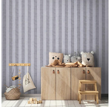 Kinderkamer met gestreept behang, houten commode en speelgoed