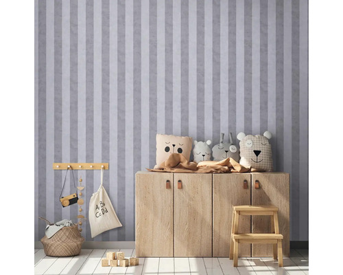 Kinderkamer met gestreept behang, houten commode en speelgoed