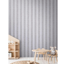 Kinderkamer met gestreept behang, tafel, stoelen en plank