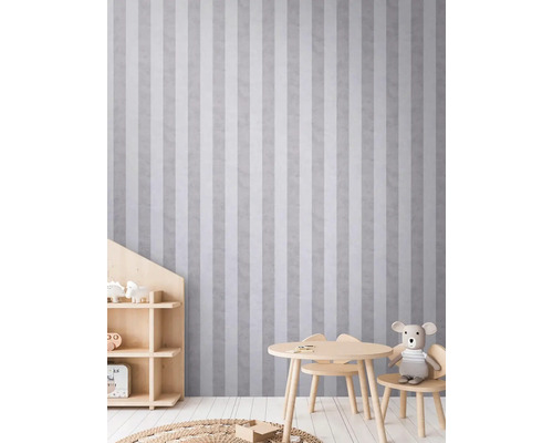 Kinderkamer met gestreept behang, tafel, stoelen en plank