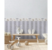 Kinderkamer met gestreept behang, rand met dierenmotieven, houten bank en speelgoed